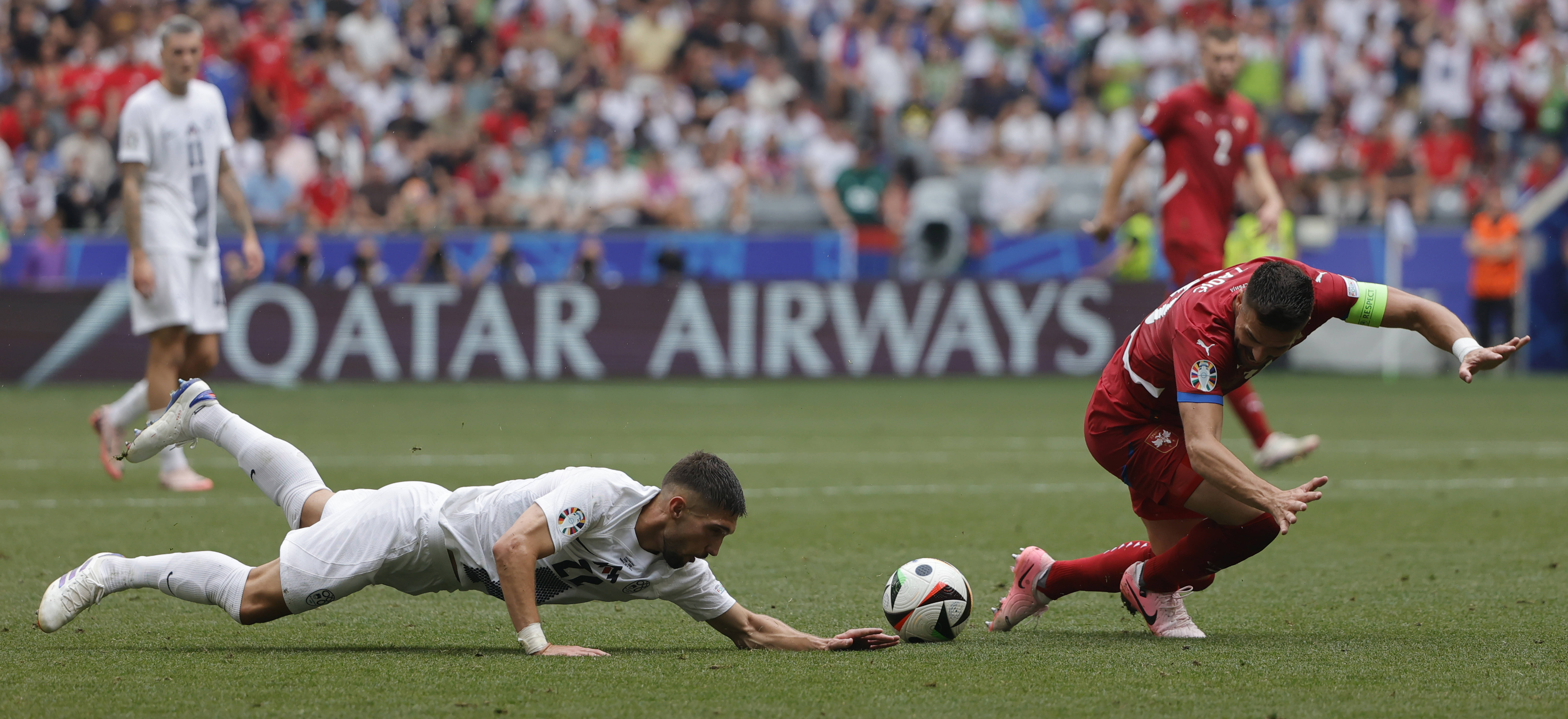 塞尔维亚主场大胜斯洛文尼亚,排名欧预赛小组第一 塞尔维亚主场大胜斯洛文尼亚,排名欧预赛小组第一