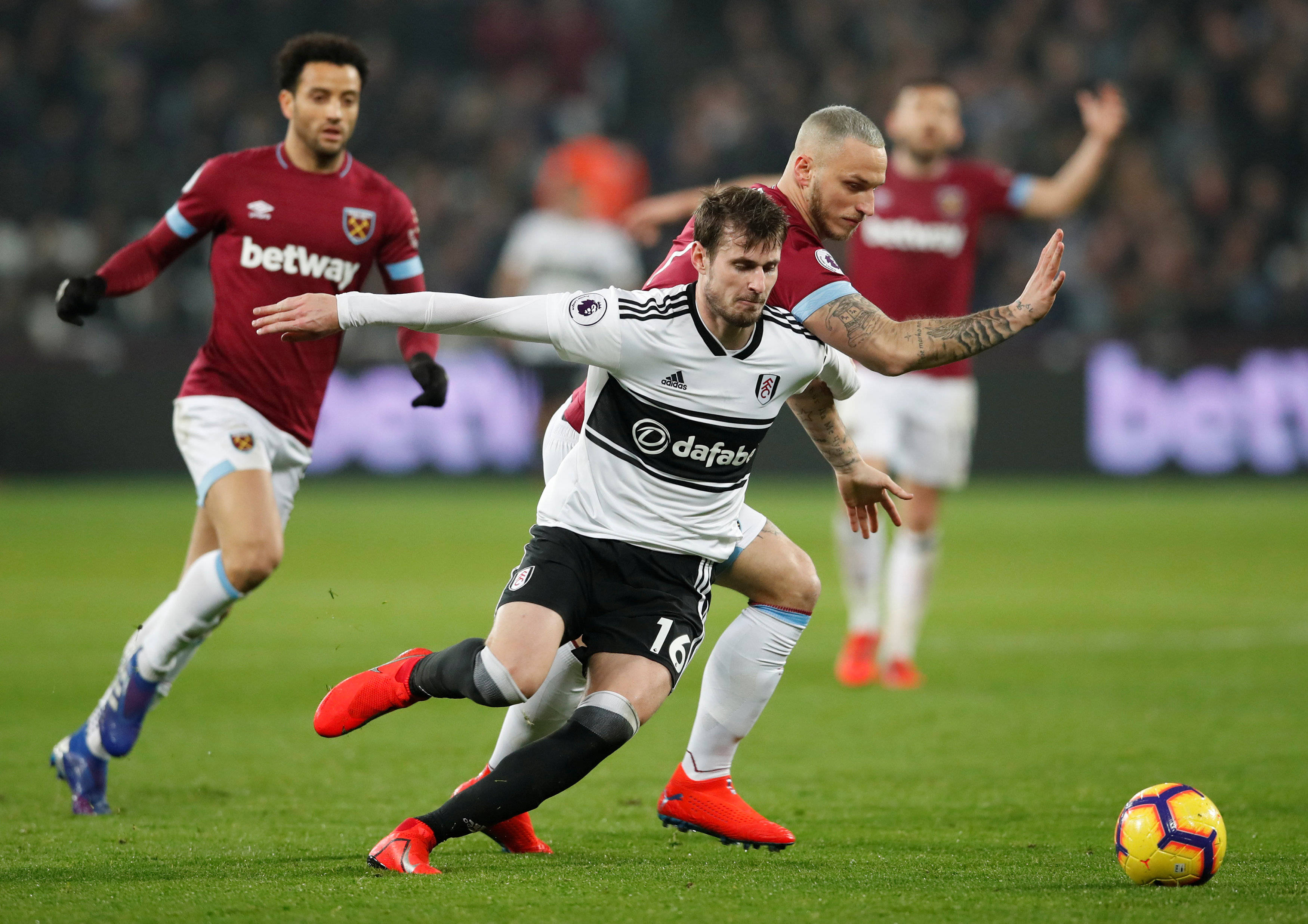 直面挑战！足球联赛中的胜负交锋